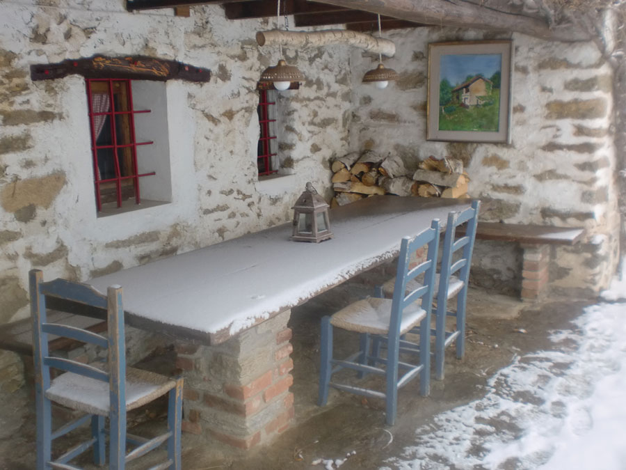 Tavolo esterno innevato