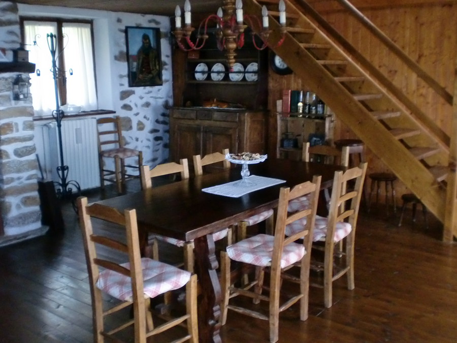 Vista dell'interno con il tavolo