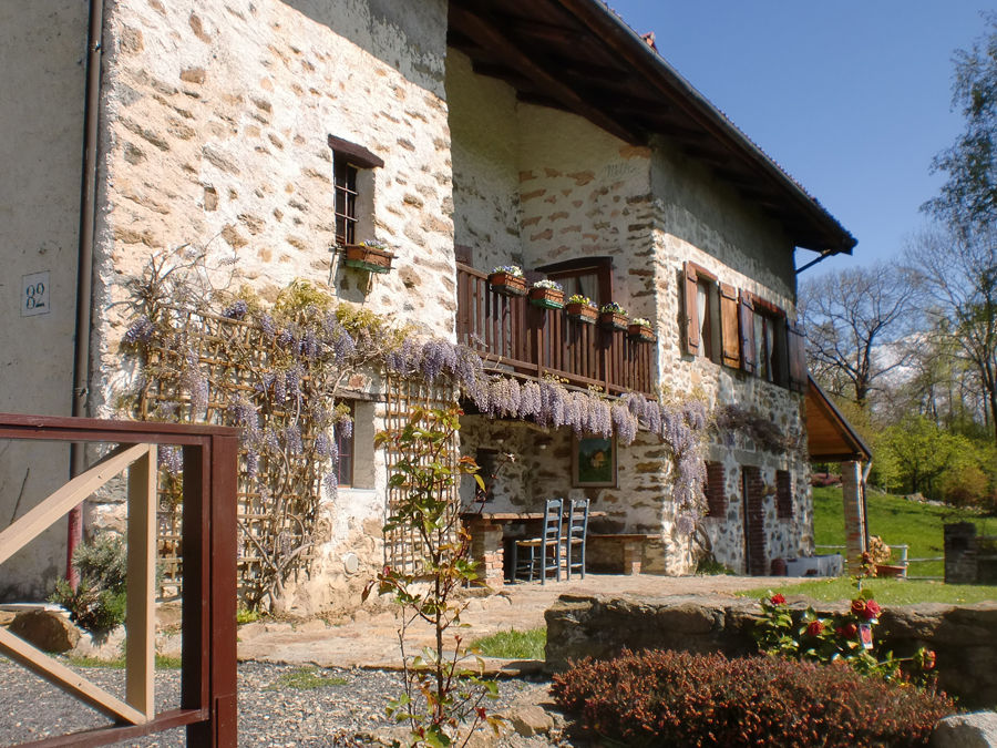 Vista esterna della casa del glicine