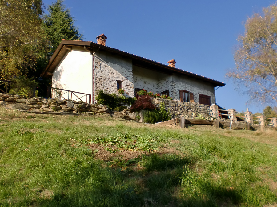 Vista esterna dal basso con il prato