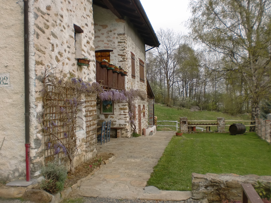 Vista del prato davanti all'ingresso