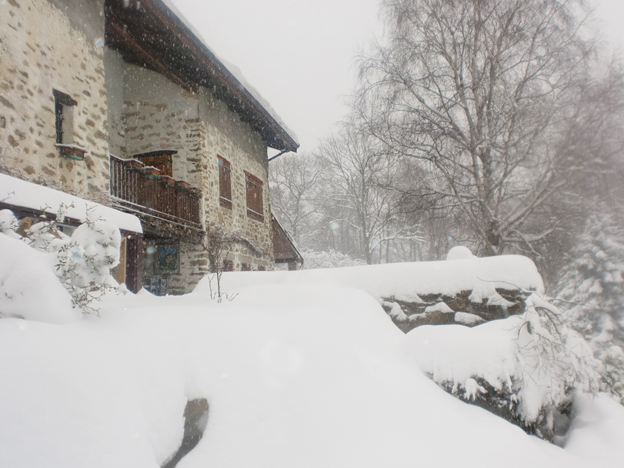 Vista esterna con copiosa nevicata